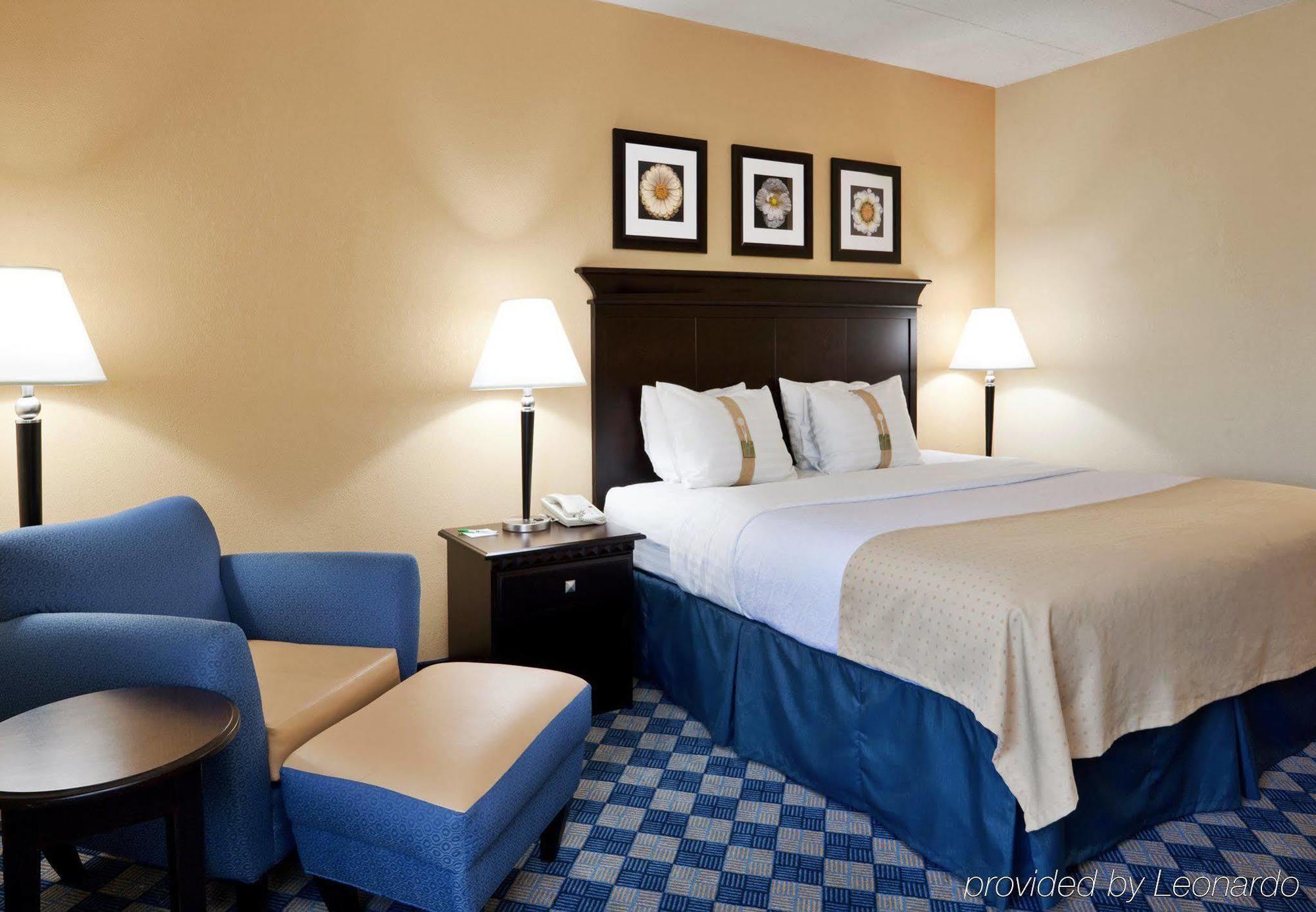 Holiday Inn Columbus North I-270 Worthington Room photo